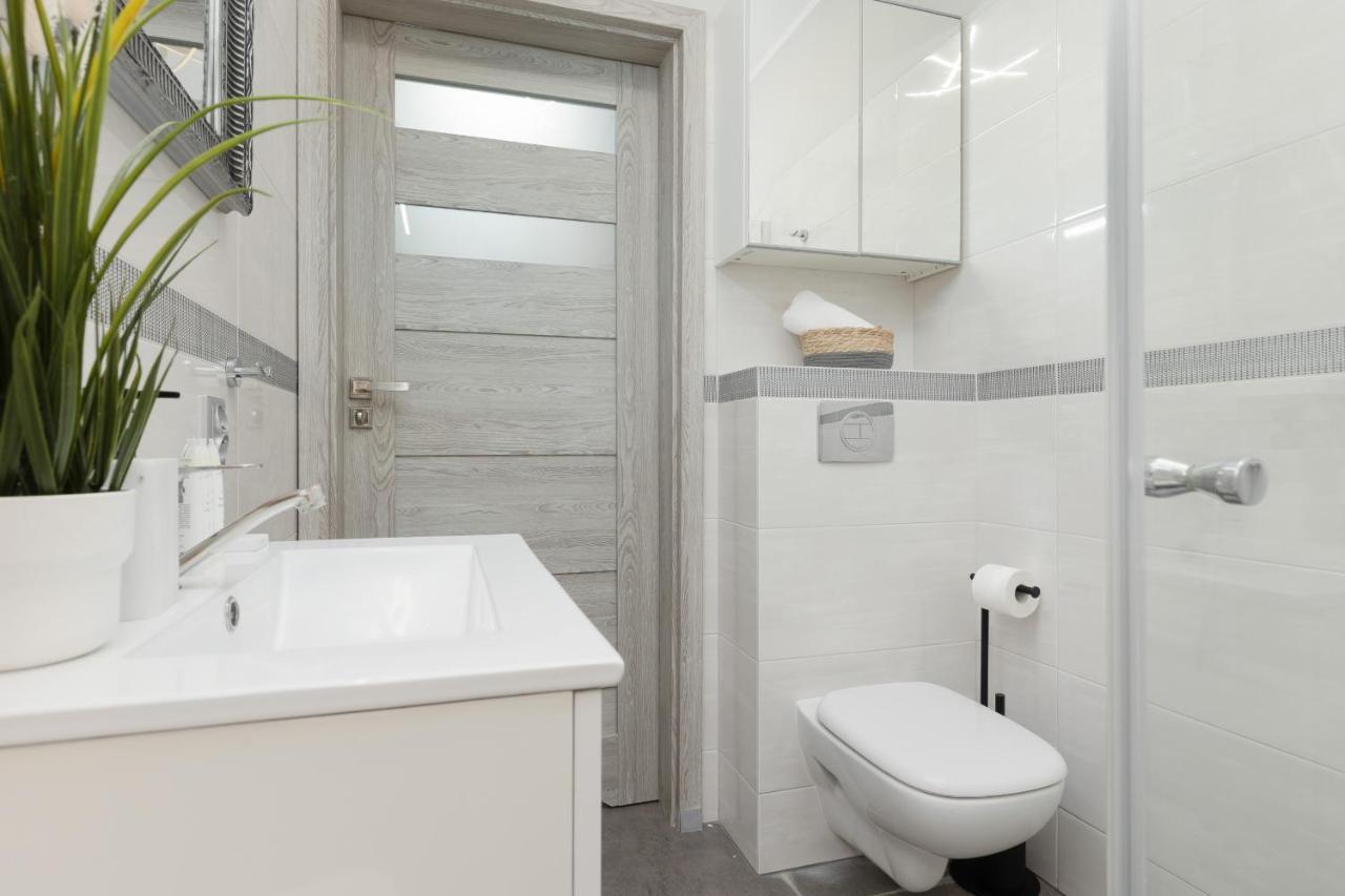 Modern One Bedroom Apartment With Parking In Lodz By Renters Prestige Exterior foto